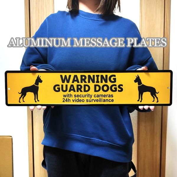 「アルミニウム メッセージプレート　WARING GUARD DOGS」アルミの板にプリントしたメッセージサインです。わかりやすい番犬のピクトグラム付きで、シンプルかつおしゃれなデザイン。-アメリカンブリキ看板とは-かつてアメリカ各地の街角...