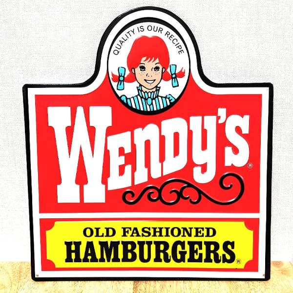 「エンボスメタルサイン Wendy's OLD LOGO」アメリカ発祥のファーストフード店・ウェンディーズのロゴにイメージキャラクターのウェンディちゃんがデザインされ、実際のお店にありそうなおしゃれなブリキ看板です。カフェやレストラン等のシ...