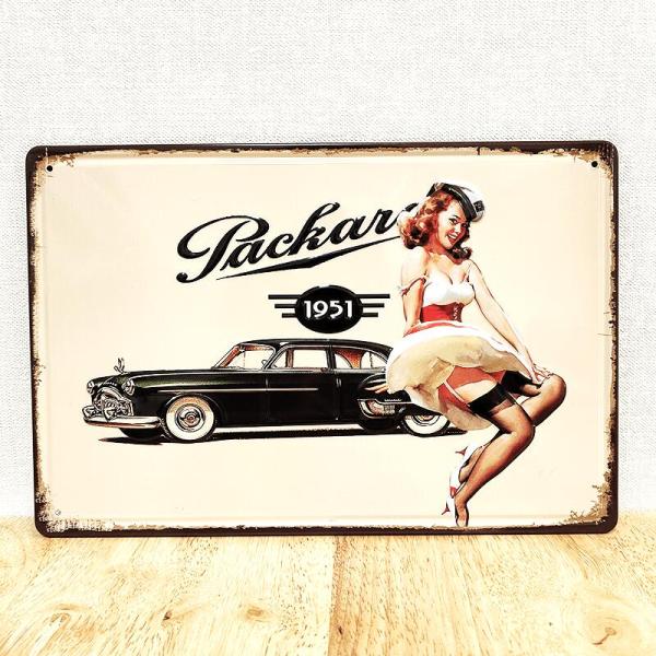 「ブリキ看板 ”Packard 1951”」車好きさんにもおすすめのセクシーで可愛いブリキ看板です。お店の飾りにもいかがでしょうか？表面はアンティーク感あるビンテージ加工。傷やサビのデザインが良い味を出しています。これこそオールドアメリカン...