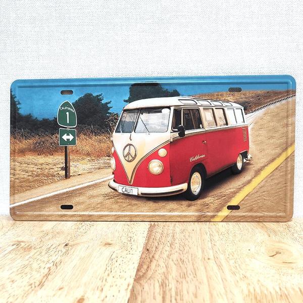 「ブリキ看板 ”RED WGN CALI-1”」ビンテージ感のあるおしゃれなデザインのブリキ看板です。お店の飾りにもいかがでしょうか？イラスト部分がエンボス加工されており、少し浮き出して見えます！表面はアンティーク感あるビンテージ加工。傷や...