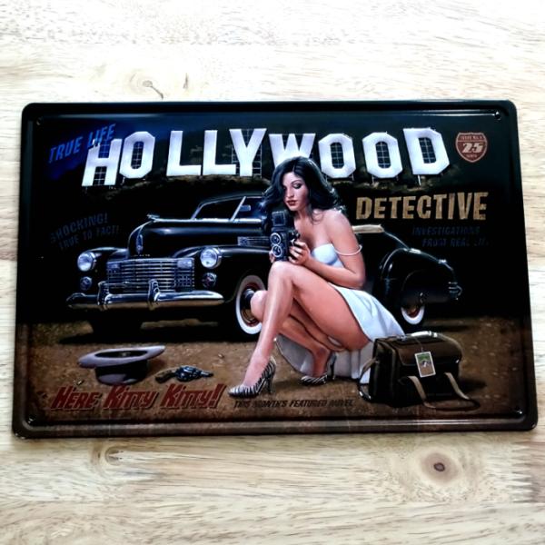 「ブリキ看板 TRUE LIFE HOLLYWOOD」ハリウッド映画に出てきそうな女性と車がデザインされた、レトロでおしゃれなブリキ看板です。お店の飾りにもいかがでしょうか？表面はアンティーク感あるビンテージ加工。傷やサビのデザインが良い味...