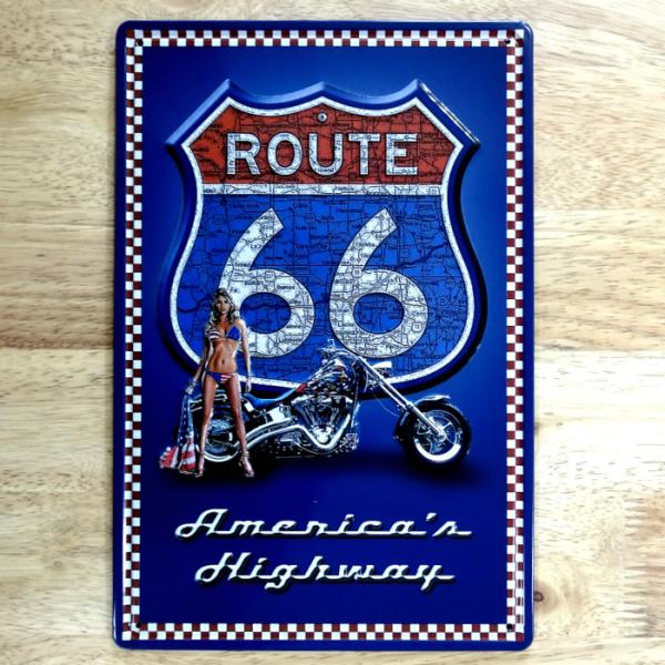 「ブリキ看板 ”AMERICA'S HIGHWAY”」バイクと背景がアメリカンなデザインのおしゃれなブリキ看板です。お店の飾りにもいかがでしょうか？表面はアンティーク感あるビンテージ加工。傷やサビのデザインが良い味を出しています。これこそオ...