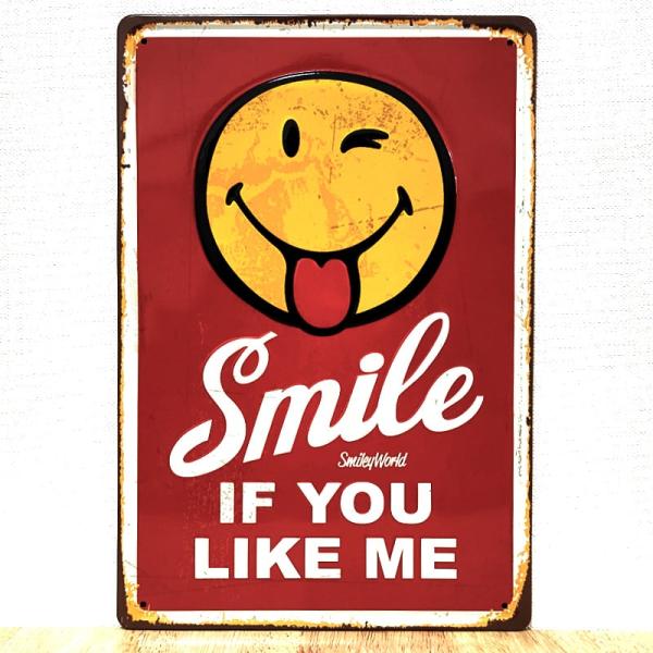 「ブリキ看板 ”SMILE”」お茶目な表情のスマイルが可愛いブリキ看板です。スマイルやロゴ部分はエンボス加工により立体感のある仕上がり。周りのビンテージ加工によるサビのデザインも良い味を出しており、レトロ感を増しています。-アメリカンブリキ...