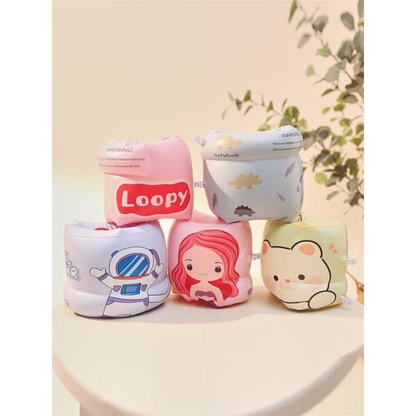 【商品仕様】パッケージ内容：アームリングx2サイズ：約17 ×22cm 重さ：約110g素材：PVC 【安全で便利】このアームリングは初心者が水泳を学ぶのに非常に役立ち、溺れることを恐れずに水に浮かぶ練習中に安全感を与えます。膨らませたり抜...