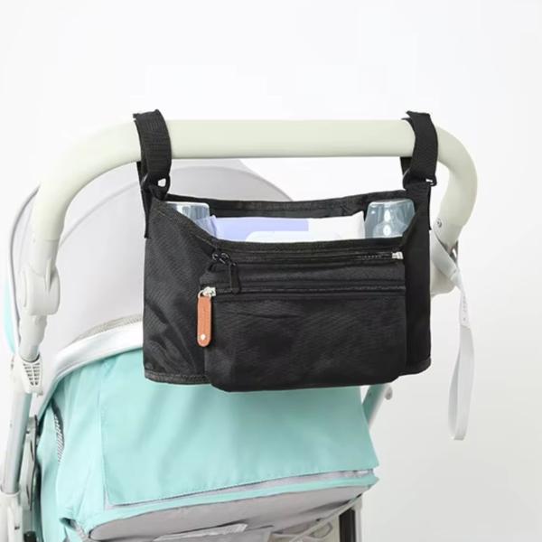 ベビーカーに簡単に取り付けられる便利なベビーカー用バッグです。３つの仕切りで、哺乳瓶やペットボトル、おもちゃやウェットティッシュなど必要なものをしっかり収納できます。ベビーカーでのお出かけの悩みを解決してくれる嬉しいアイテムです☆★車椅子で...