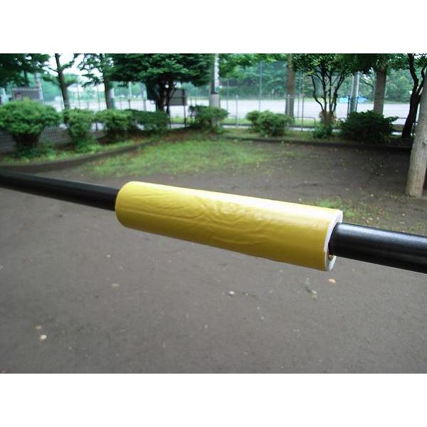 緩衝材の内側の切り口を粘着布で止めることにより、雨ざらしでも半年もつ鉄棒プアダプター。アダプターの内径は鉄棒の外径より少し大きく、使わないときは隅に移動しておくことができる。足かけ回りは空中で頭を上手に動かすことによって成功する。サッカーの...