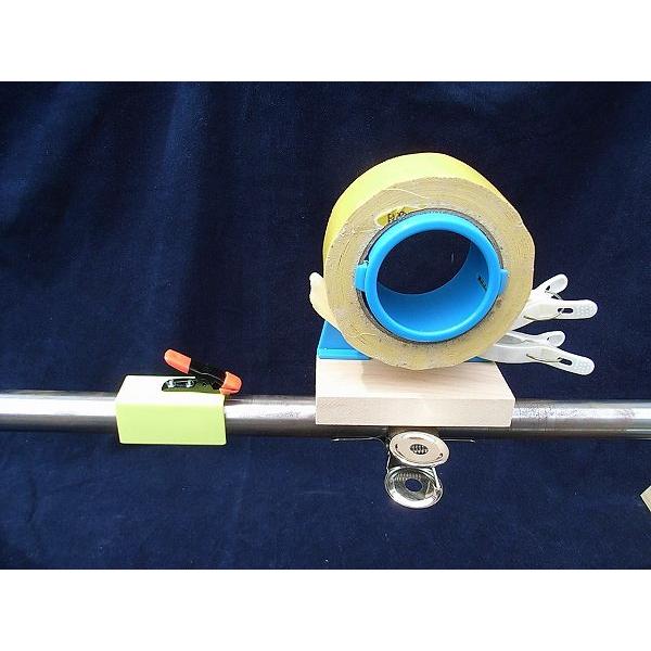 特許取得品。緩衝材の内側の切り口を粘着布で止めることにより、雨ざらしでも半年もつ鉄棒プロテクター。プロテクターの内径は鉄棒の外径より少し大きく、使わないときは隅に移動しておくことができる。足かけ回りは空中で頭を上手に動かすことによって成功す...