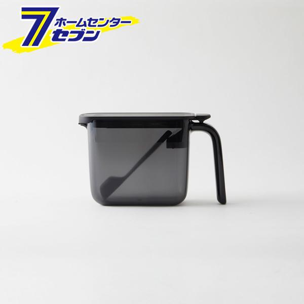 マーナ 調味料ポット ブラック K736BK (キャニスター 調味料入れ)●調味料がかたまりにくい、パッキンがついた調味料ポットです。●手元のボタンを押せばフタが奥に開き、ぎゅっと閉まっていてもワンタッチで開けられます。●シリコーンゴムのパ...