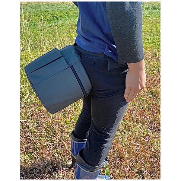 畑仕事やガーデニング等の軽作業時、おしりに装着する事により腰かけて楽に作業が出来ます。重さは400ｇと軽く、便利なポケットも付いています。耐荷重は約８０kgです。仕様・注意事項サイズ：幅240×奥行240×高さ220　400畑仕事やガーデニ...