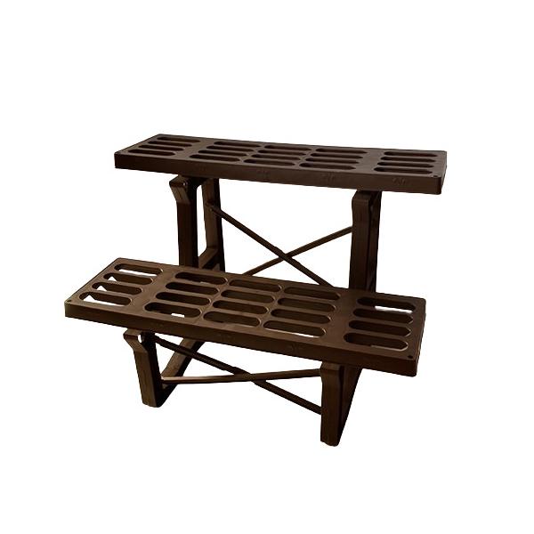 スタンドの段差によって植物の日当たりが良くすることができます。また、高低差を使ったディスプレイでお庭をお洒落に演出します。ちょっとしたスペースを有効活用してガーデニングを楽しむ事ができます。仕様・注意事項2段サイズ：幅600×奥行385×高...