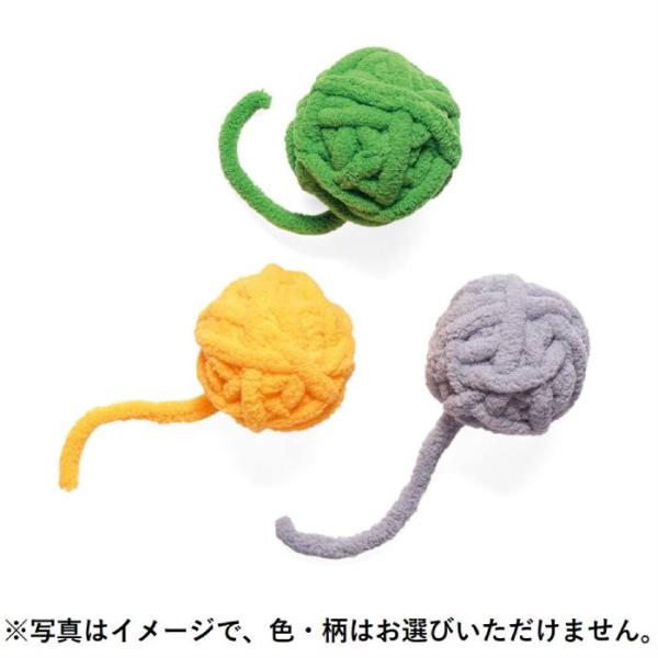 ※色(柄)はお選びいただけません。まるで毛糸玉のような、コロコロころがして遊べるおもちゃ。ころがると、カラカラと音が鳴ります。猫の狩猟精神をかきたてる、楽しさのかたちが大集合！数量：1個サイズ：直径約5cm(紐含まず)材質：ポリエステル、ポ...