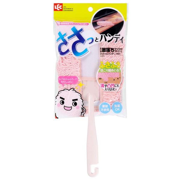 マイクロファイバーでホコリ&amp;汚れ取りハンディタイプです。マイクロファイバーのふさふさモップが、チリやホコリを集めます。凸凹面や溝、家具のお掃除に便利です。薬剤は使用していません、洗剤なしでご使用ください。多角形の鋭いエッジが、汚れを...