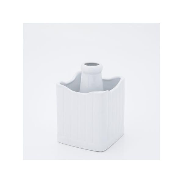 角の鉢がついている為、安定性はもちろんの事、たくさんの水を蓄えておけます。水を入れて榊を立てるのに使用します。家の中だけではなく、外で使用する際にもおすすめです。●角の鉢がついているので通常の榊立てよりも多くの水を蓄えられます。仕様・注意事...