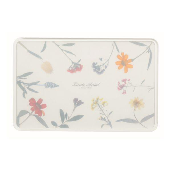 表面はカットした食材をこぼさずにスムーズに移動できるガード付