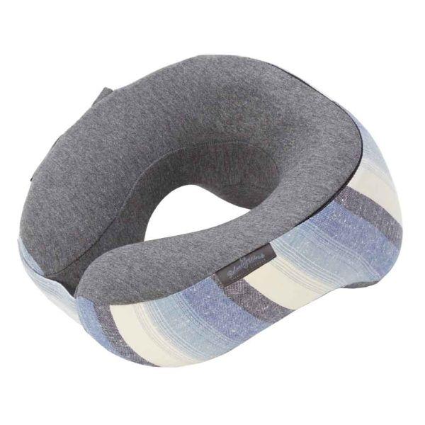 一体成型の低反発ウレタンフォームが身体に馴染むネックピロー。首と背中の部分にボリュームを設けた安心感のある装着感です。サイズ(約)：27cm×27cm×13.5cm材質：【本体】低反発ポリウレタンフォーム、ナイロン【カバー】綿、ポリエステル...