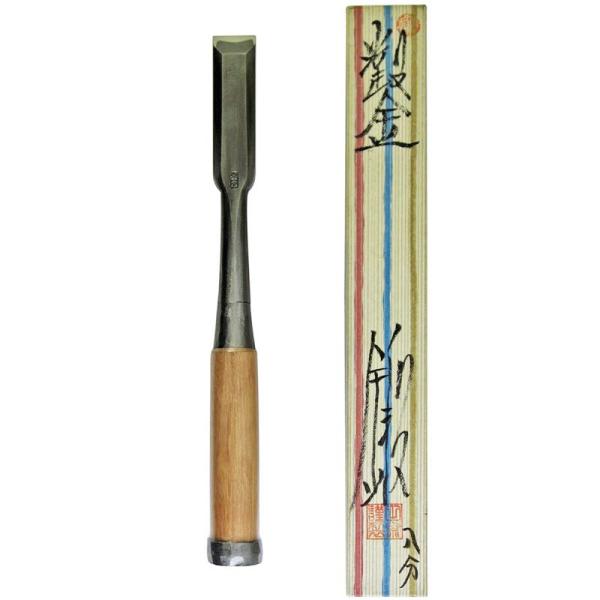 越後三条打刃物伝統古式鍛錬で手作りで仕上げた田斎の鑿。鋼で軟鉄を包む耳巻きにし、表面を鑢(ヤスリ)掛けで仕上げてあります。田斉のみ製作所謹製。刃部材質：青紙、磨き鑢仕上げ構造材の加工に使用する鑿でしっかり叩くので頑丈に厚くできています。刃幅...