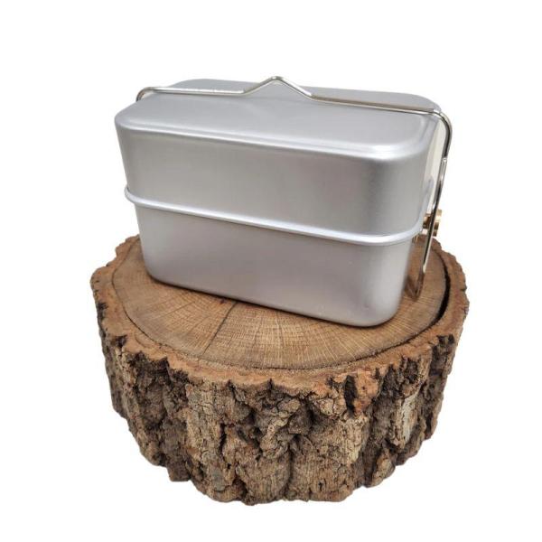 【特長】商品名は、岐阜県の県の鳥である雷鳥に由来する戦闘飯盒２型を使い勝手のよいメスティン型に上フタと中子を組み合わせて皿として使ったり、ツルに引っ掛けてワイルドに焚火調理をしたり、調理の幅も広がりますハンドル上部の中央がカーブしているため...