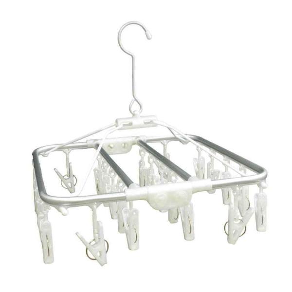 シンプルな見た目で清潔感のある角ハンガーです。ピンチは24個付いています。外に干したくない下着や小物干しに便利なサイズです。アルミフレームなので軽くて汚れがつきにくいです。首部分は回転するフックで向きを気にせずに干せます。新しいピンチと取り...