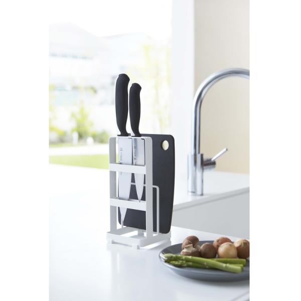 包丁とまな板を一括収納。薄いまな板と厚手のまな板を収納可能。【仕様】サイズ 約W10×D10×H21.5cm重量 約390g材質 本体：スチール（ユニクロメッキ+粉体塗装）原産国 中国製対応サイズ：まな板：厚み約2.5cm・約1.5cmまで...