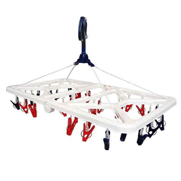 使いやすいサイズのプラスチック製角ハンガー32ピンチ付きです。太い竿から洗濯ロープにまでしっかりはさめるキャッチフック式で、しっかりと固定できます。ホワイト・ネイビー・レッドのカラフルなカラーリングが、お部屋を明るくします。使用後は折りたた...