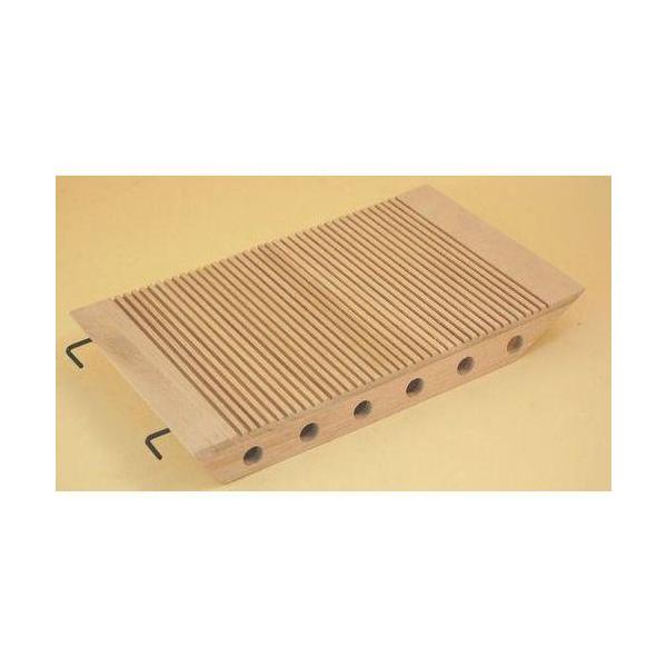 凸凹加工で、滑りにくく・ミゾの間隔が狭いためウンチも挟まりにくくお掃除ラクラク【原産国】中華人民共和国【原材料】桐