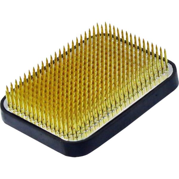 生け花用剣山。大角ゴム付きなので花器を傷付けにくく、また滑らりにくい。サイズ：96×70mm材質：剣山本体/鉛、針/真鍮、ゴム台/天然ゴム