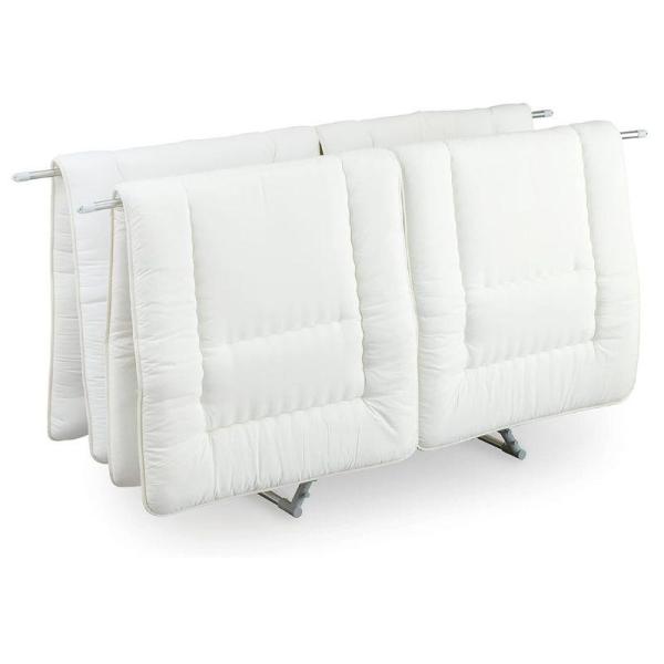 使用しないときは、折りたたんでコンパクトに収納できます。横からスライドしてふとんをかけられるので、簡単に干せます。また掛けやすいように、干すものに合わせて形を変えることができます。先端のパーツを回して竿の向きを変えます。工具不要で、組み立て...