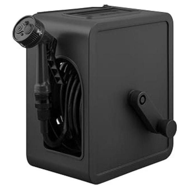 アーチ状の巻き取り口がホースの片寄りを防ぐので、ホースの巻き取りが簡単です。アクアガンと蛇口口金を付け替えることで、手持ちで使用する場合と据え置きして使用する場合のいずれにも対応できます。サイドホースの巻き取りができ、アクアガンを保管できる...