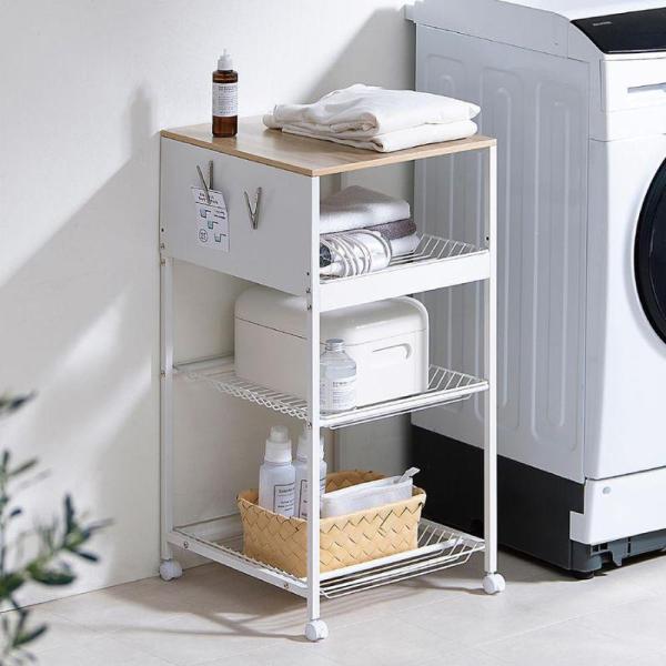 ワイヤーラック3つ付きです。洗面所や洗濯機周りの小物をすっきり収納できます。広々としたスペースのワイドタイプです。天板は洗濯物がたためる作業台になります。天板は熱、水、傷に強いメラミン樹脂を使用しています。ワイヤーラックはタオルや洗剤、シャ...