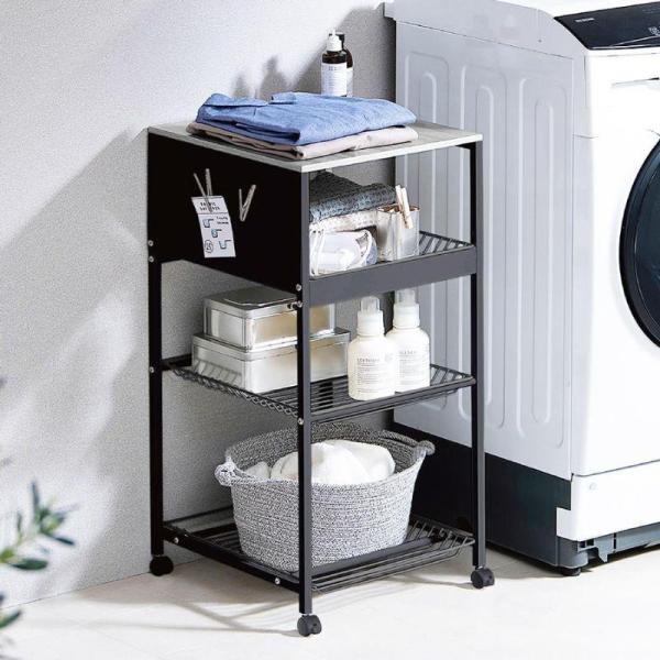 ワイヤーラック3つ付きです。洗面所や洗濯機周りの小物をすっきり収納できます。広々としたスペースのワイドタイプです。天板は洗濯物がたためる作業台になります。天板は熱、水、傷に強いメラミン樹脂を使用しています。ワイヤーラックはタオルや洗剤、シャ...