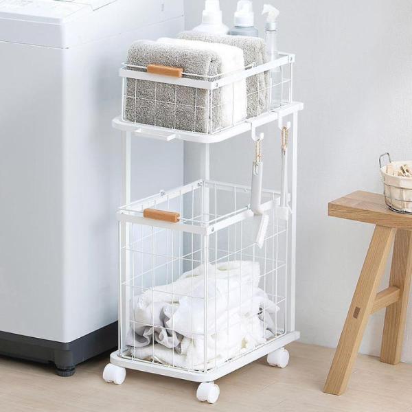 上段は取り出しやすい浅型バスケットで、下段はたっぷり入る深型バスケットです。ナチュラルな木製の取っ手付きで、温かみがありアクセントになります。ワゴンは支柱が少なく、衣類やバスケットの出し入れが簡単に行えます。フックが2個付いています。ドライ...