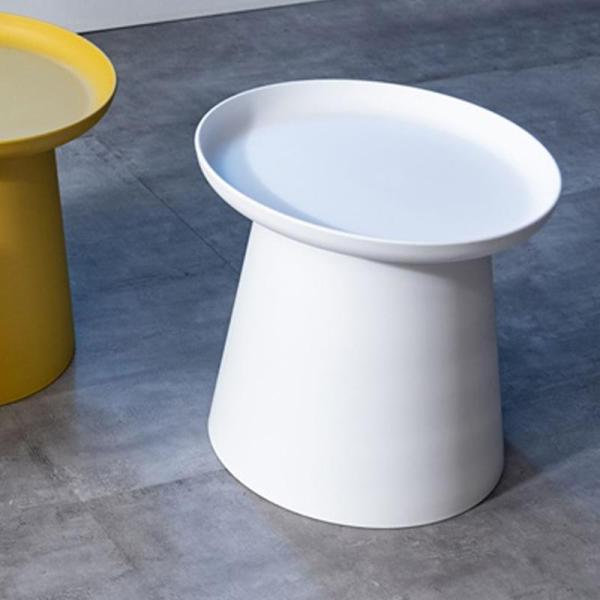 トレー型の天板になっている円形型テーブルです。非常にシンプルなフォルムでしっかりとしたベースが存在感を出し、インテリアのアクセントとなります。素材もポリプロピレンでメンテナンスもしやすいです。Sサイズ、Lサイズを組み合わせてネストテーブルと...