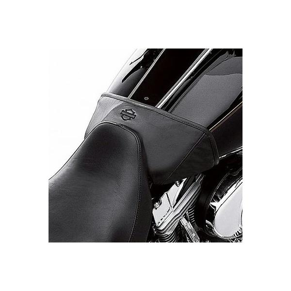 【適合】1997以降 ツーリング、トライク【商品説明】ハーレ、ツーリングモデル用のタンクブラ。フューエルタンク後方にかぶせます。キーやベルトバックル、道路の小石などによるタンクのすり傷をふせぎます。バー&amp;シールドロゴ入り。フリース裏...
