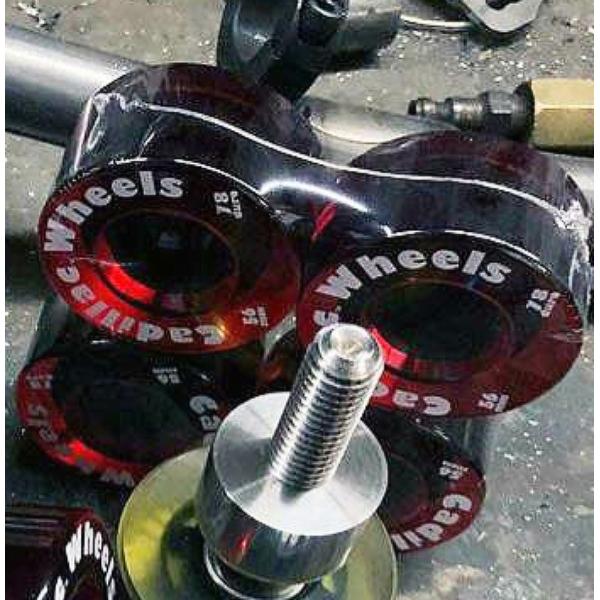 【商品説明】BMCのハーレー用クラッシュバーのホイールです。デルリン・スライダーと付け替えるだけです。転倒時にホイールが路面を滑ることで、ハイサイドやクラッシュバーへのダメージを軽減します。※ボルトサイズ（1/2-13）が合えば、BMC以外...