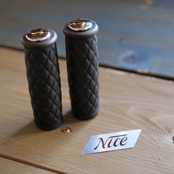 【適合】1インチ径ハンドコントロール・ハンドル用【商品説明】レトロスタイルのカスタムにマッチする、ハーレー用 内径1インチ・グリップラバーです。・特長●耐熱性、耐候性に優れ、劣化しずらい高品質ラバー●レトロモダンなダイアモンドパターン●使い...