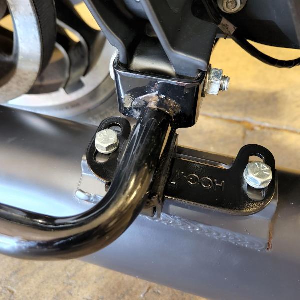 【適合】1995〜2024 ツーリング【商品説明】スリップオンマフラーの取り付け位置の微調整を可能にするブラケット。ストレッチサドルバッグやストレッチリアフェンダーを装着した際に、マフラー用アウトレットとマフラーボディの位置が合いずらい場合...