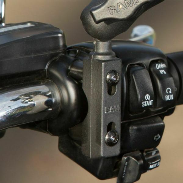 【商品説明】ラムマウント・ベースをマスターシリンダークランプと共締めして装着するパーツです。クランプボルト間が23.88〜40.13mmの車両に取り付け可能で、ハーレー全車種に適合します。※マスターシリンダークランプと取り換えて装着するもの...