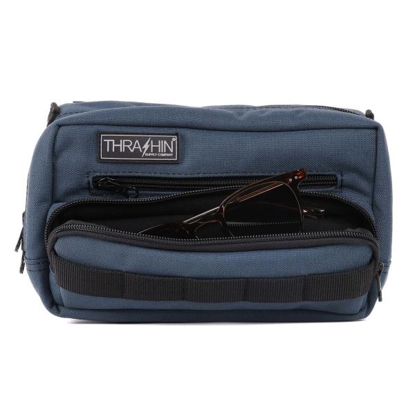 【商品説明】やや大きめのハンドルバーバッグです。＜特長＞●1050デニールの丈夫なナイロン製●カラーは落ち着きのあるシャークスキンブルー●内側は荷物を識別しやすいハイビスオレンジカラー●内部は収納に便利な4つのポケット付き●外側にサングラス...