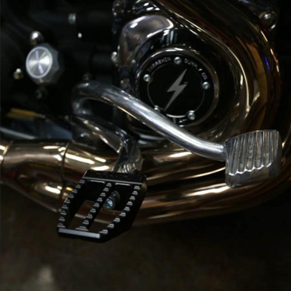 【適合】2018〜2024 ソフテイル ライダー側【商品説明】6061 ビレットアルミニウムCNCマシン削り出しで、丈夫で、かつ軽量です。※ペア販売【カラー】ブラック【サイズ】長さ:3.4インチ（約86mm）幅 内側：2.25インチ（約57...