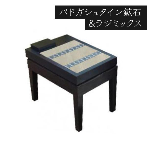 和モダンデザインのスタイリッシュな薄型 岩盤こしらくは腰掛けるタイプの便利なベンチタイプです。くつろぎながら遠赤外線効果で身体の芯から温まる自然なぬくもりをお試しいただけます。