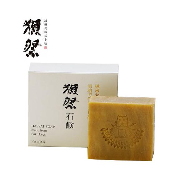 「獺祭　(だっさい)　手作り酒粕石鹸　65gg」は、獺祭(純米大吟醸)から生まれた酒粕をたっぷり練りこんだ手作り無添加石鹸です。釜焚き製法。■メーカー　旭酒造■ブランド　獺祭(だっさい）■区分　化粧品※こちらの商品は、メール便対応品です。5...