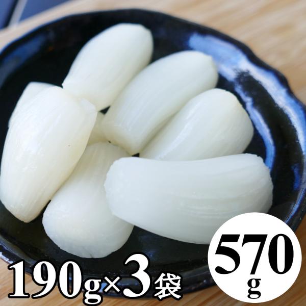 「鳥取砂丘らっきょう」は鳥取砂丘の一部にある鳥取県鳥取市福部町で栽培されたものだけを呼びます。その鳥取砂丘ラッキョウは、ひとつひとつ手作業で茎・根切り、皮むきされたものを使用しています。 また、工場でも一粒一粒丁寧に手作業で選別をしています...