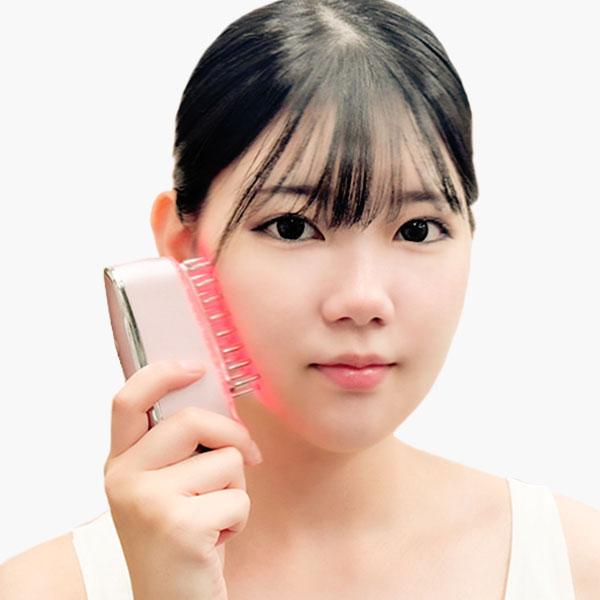 【EMS＆RF リフトブラシボーテ】気になる部分を解きほぐす頭皮、お顔のリフトケアできる美顔器です。日々の日常生活で固くなりがちな頭皮、頭筋を25本のブラシ型電極からのEMS＆RFで刺激します。同時に赤色LEDが発光し、さらに振動を与えるこ...