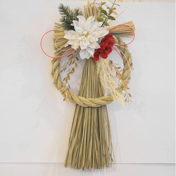 18×全長37cmのしめ縄　天然素材・造花しめ縄かざり　しめ縄飾りにダリアやマムなどを使いアレンジしました。高さが40cm程あります
