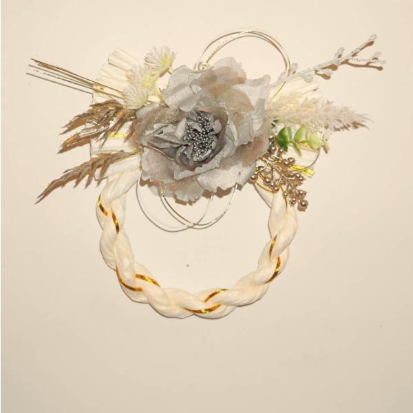 14cmのしめ縄　全体17×H17位　お正月の壁飾り。　造花しめ縄飾りにピオニーなどを使いアレンジしました。白いしめ縄にグレーのピオニー。洋風の正月飾りです。小さいサイズのしめ縄飾りです。