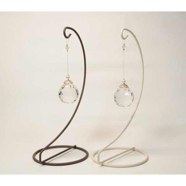 サンキャッチャー　30ｍｍ底直径8.5×H20cmスタンドにサンキャッチャーをセットしました。置くタイプのサンキャッチャーです。シンプルなアイアンの置くタイプのフックに下げました。置くタイプですのでどこでも気軽に置いてみてください。ホワイト...