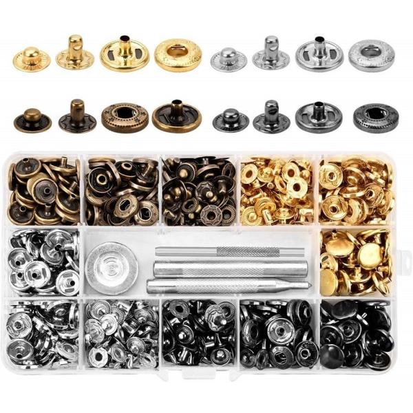 鞄、財布、服、アクセサリー等様々なホックの取付作業に必須の定番セットになります。■特徴30組×4色(ゴールド、シルバー、古銅色、ガンメタル)、打ち台×1、穴あけポンチ×1、打ち棒×1、収納ケース×1、ボタンのサイズは12.5mmで全120組...