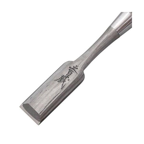 五百蔵作 追入鑿 木目仕上 黒檀柄 二枚裏 八分(24mm) 手打ち桂 鋼は、安来の最高級鋼を使用し、地鉄は極軟鋼を使っている為、刃研ぎは極めて簡単に出来ます。特殊な加工をすることにより、美しい木目模様をつくり上げる五百蔵独自の製品です。 ...