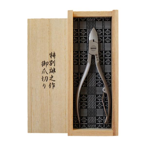 鈴木作 ステンレスニッパー型爪切り 桐箱入 ■ 特徴 ■●ステンレス鋼を使用職人が一つひとつ手作りすることで、抜群の切れ味と長寿命を実現！消耗品ではなく、長く愛用できる逸品です！●独自の刃合わせ構造 刃同士が完全に接触しないよう設計されてお...