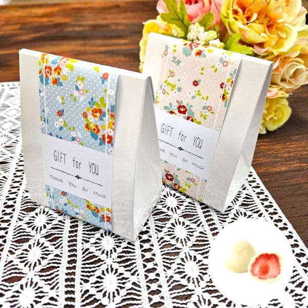 ドットに花柄をあしらったかわいいパッケージのプチギフトです。“Thank you”のメッセージ入り。2色アソートです。色の指定は出来ません。＜サイズ＞8×10×4.5cm＜商品内容＞ホワイトストロベリーチョコ2個＜アレルギー表示＞乳、大豆＜...